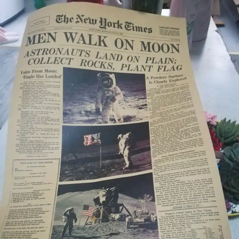 Affiche vintage du journal The New York Times "MEN WALK ON THE MOON" • Vintage Univers