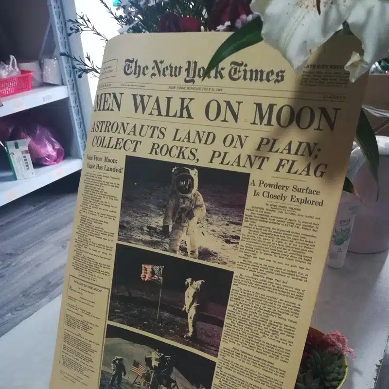 Affiche vintage du journal The New York Times "MEN WALK ON THE MOON" • Vintage Univers