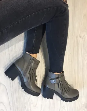 Bottines grises à franges et talon mi haut