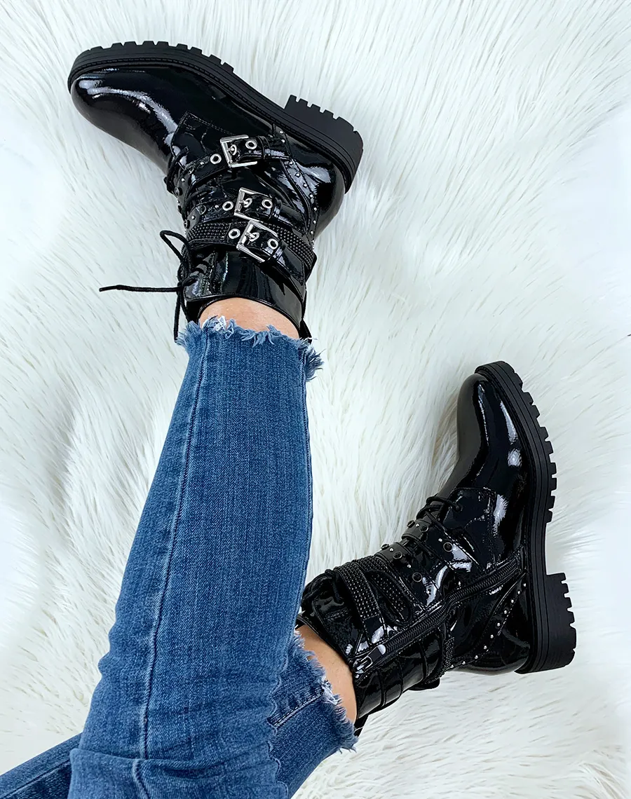 Bottines montantes noires vernies à lanières cloutée