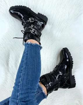 Bottines montantes noires vernies à lanières cloutée