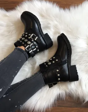 Bottines noires avec différentes lanières cloutées 