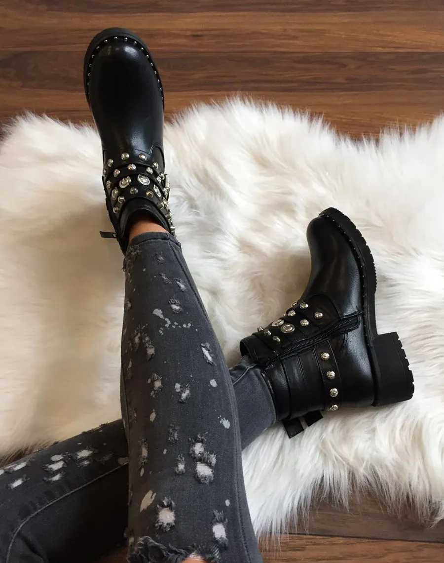 Bottines noires avec différentes lanières cloutées 