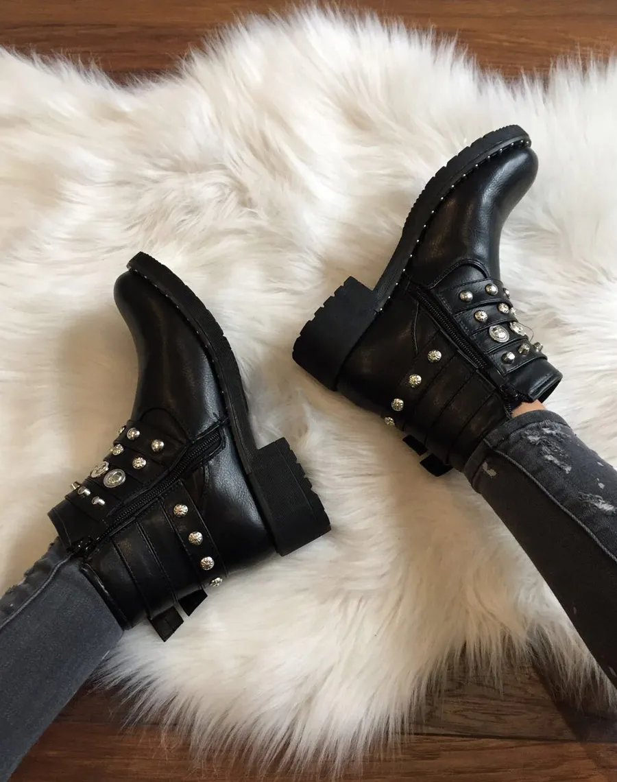 Bottines noires avec différentes lanières cloutées 