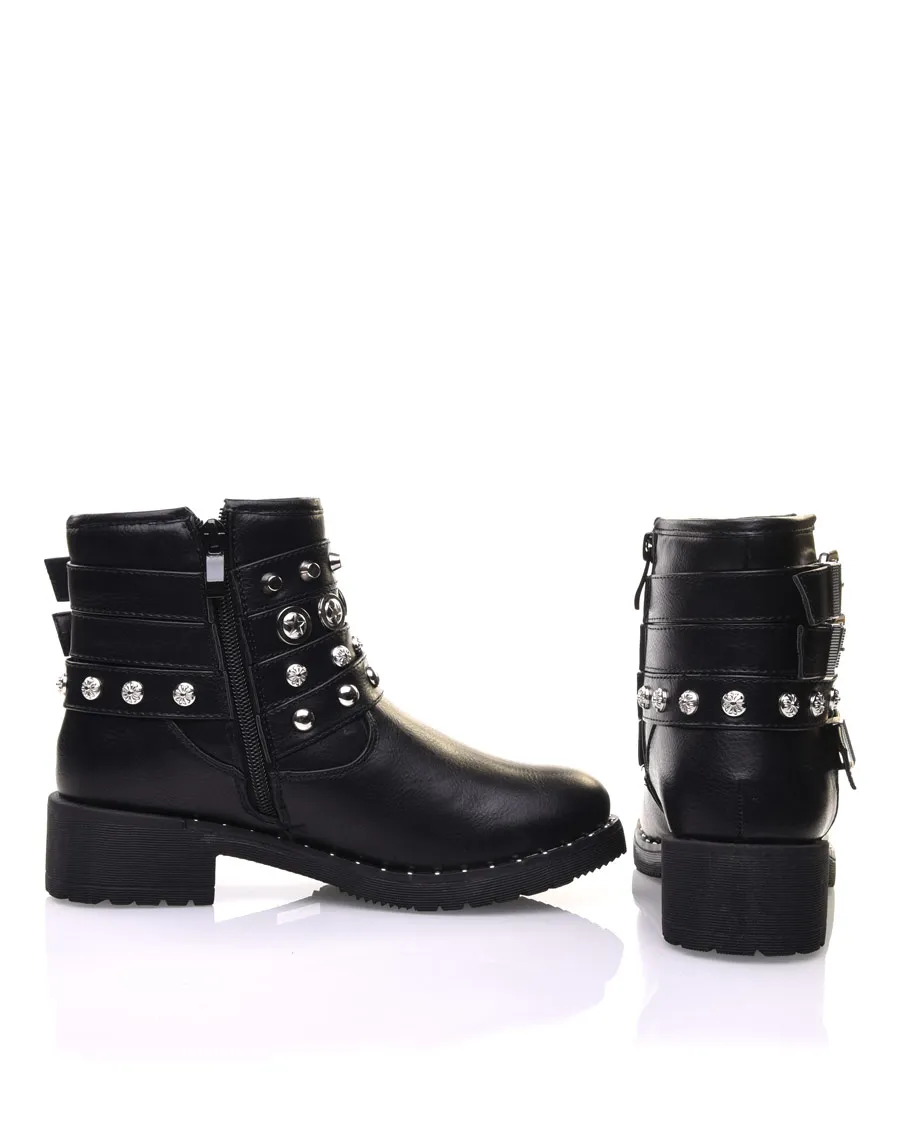 Bottines noires avec différentes lanières cloutées 