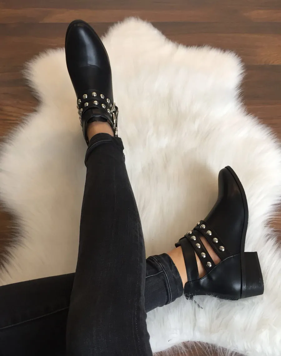 Bottines noires plates différentes lanières cloutés 