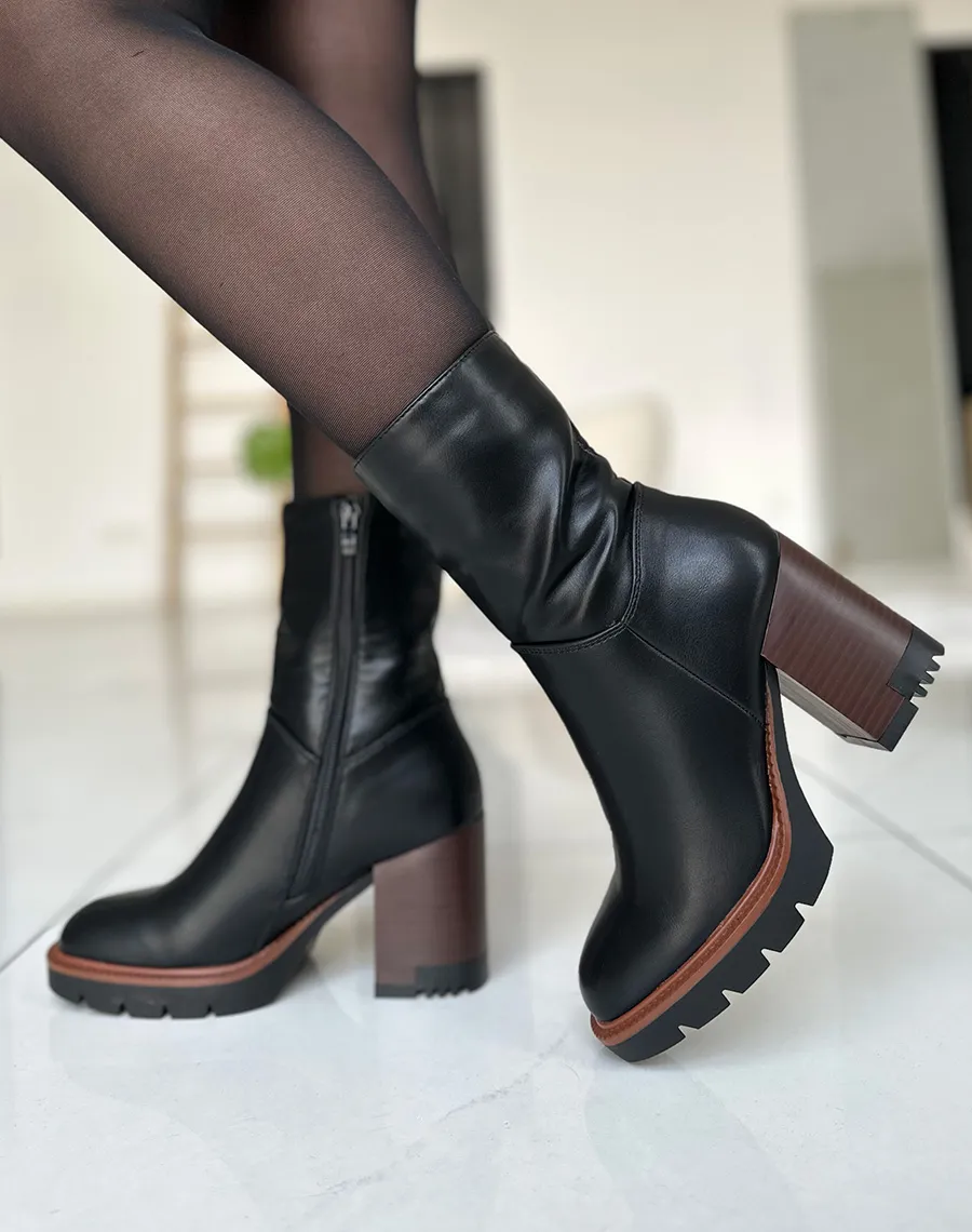 Bottines noires à talon et détails marron