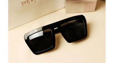 Cette paire de lunettes carrées avec monture en plastique épaisse est inspirée des années 80 et est indispensable pour un été br