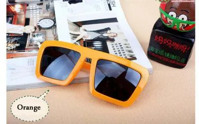 Inspiré des marques les plus préstigieuses de mode, cette paire de lunettes style rétro vintage au design carré est idéal pour u