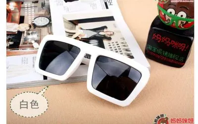 Inspiré des marques les plus préstigieuses de mode, cette paire de lunettes style rétro vintage au design carré est idéal pour u