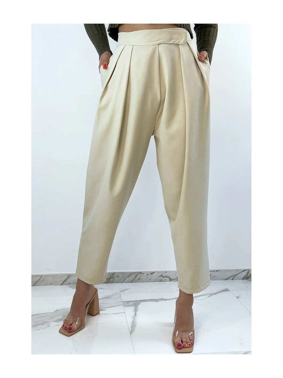 Pantalon beige bouffant taille haute à pinces