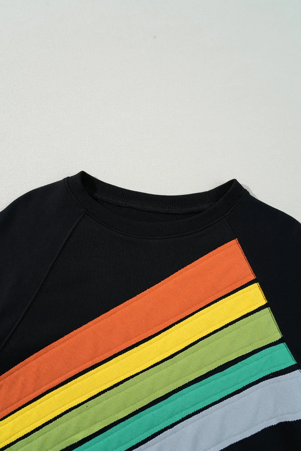 Sweat-shirt noir à rayures color block arc-en-ciel